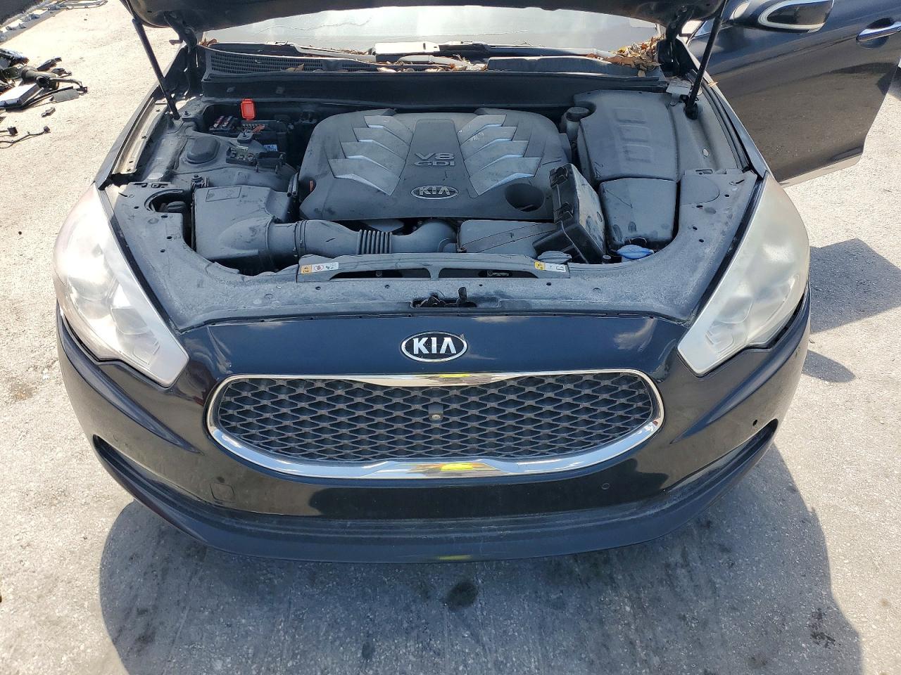 Kia K900 Luxury V8