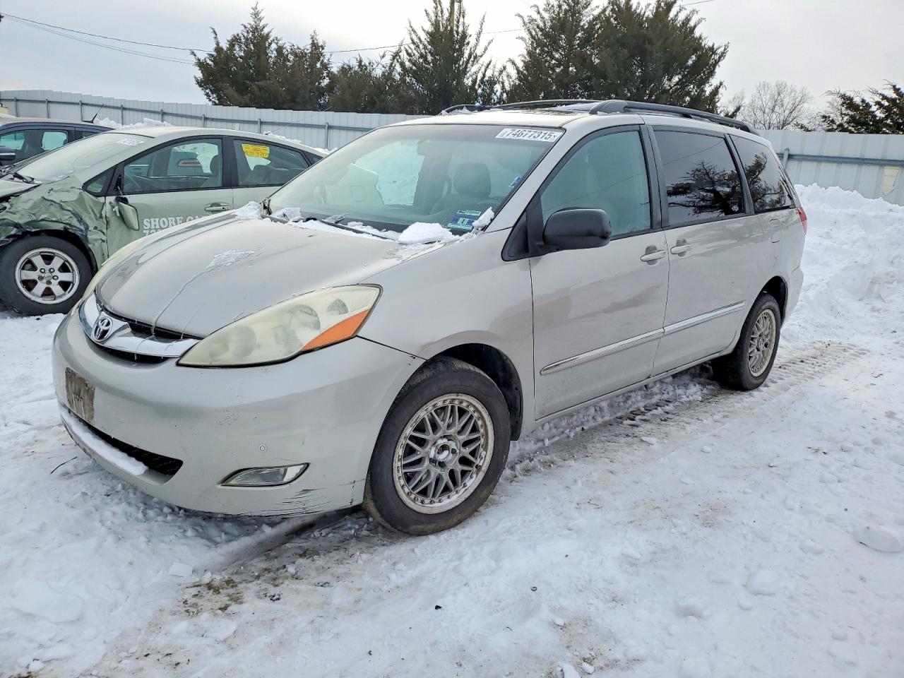 Salvage Toyota Sienna Image