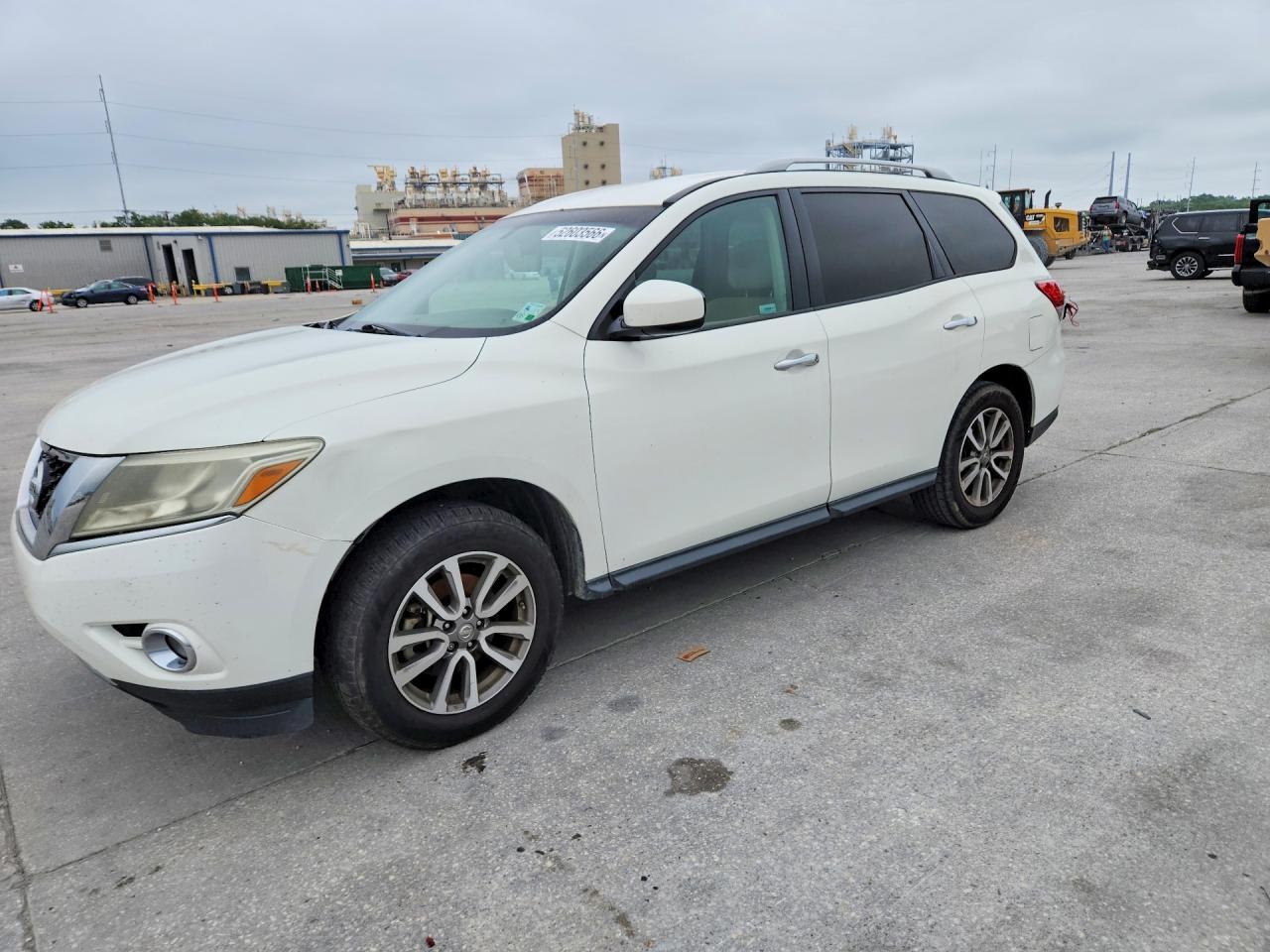 Salvage Nissan Pathfinder Image
