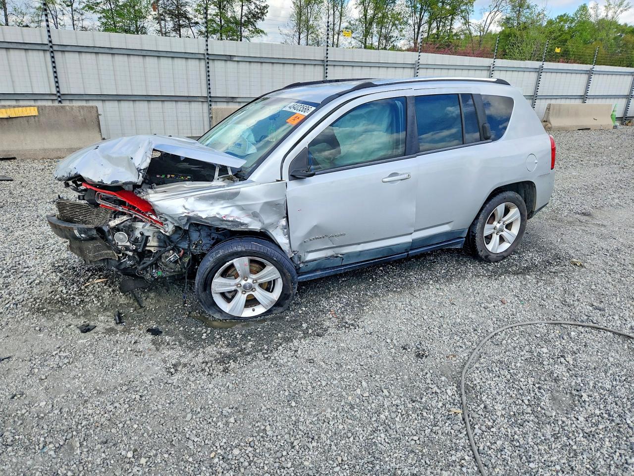 Salvage Jeep Compass Image