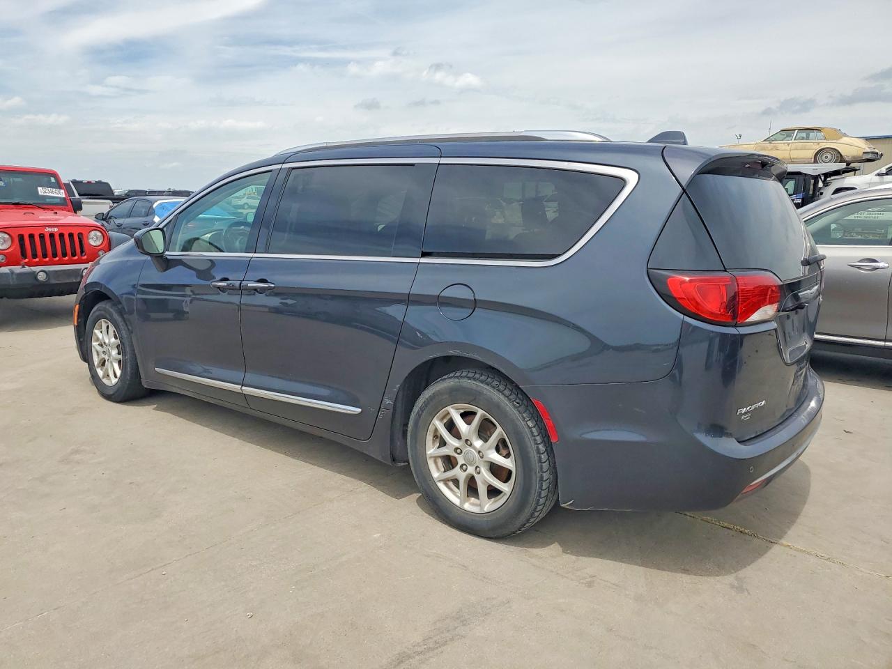 Chrysler Pacifica Touring L