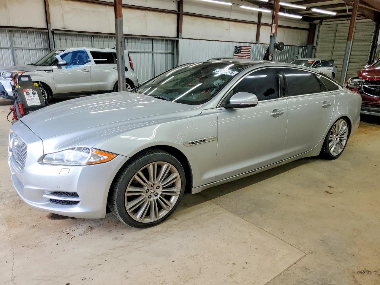 Salvage Jaguar XJ Image