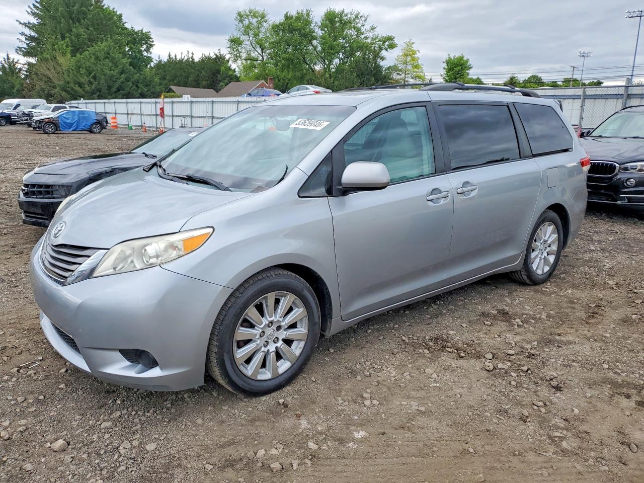 Salvage Toyota Sienna Image