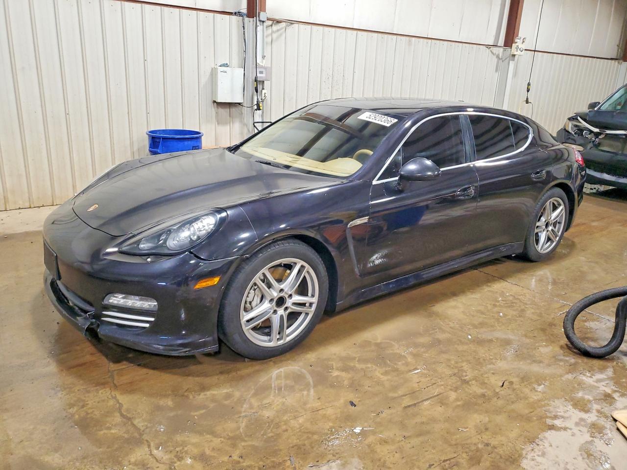 Salvage Porsche Panamera Image
