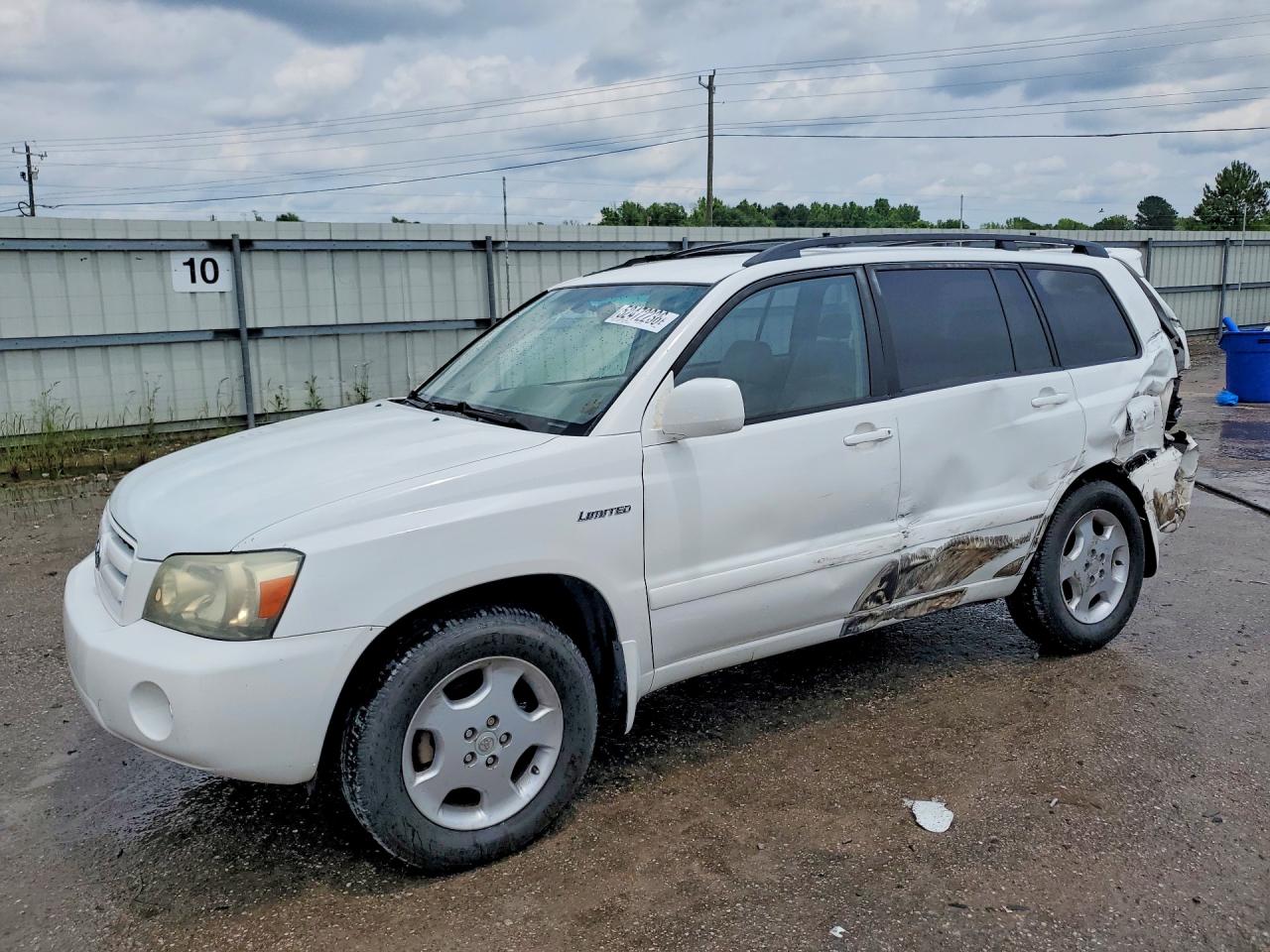 Salvage Toyota Highlander Image