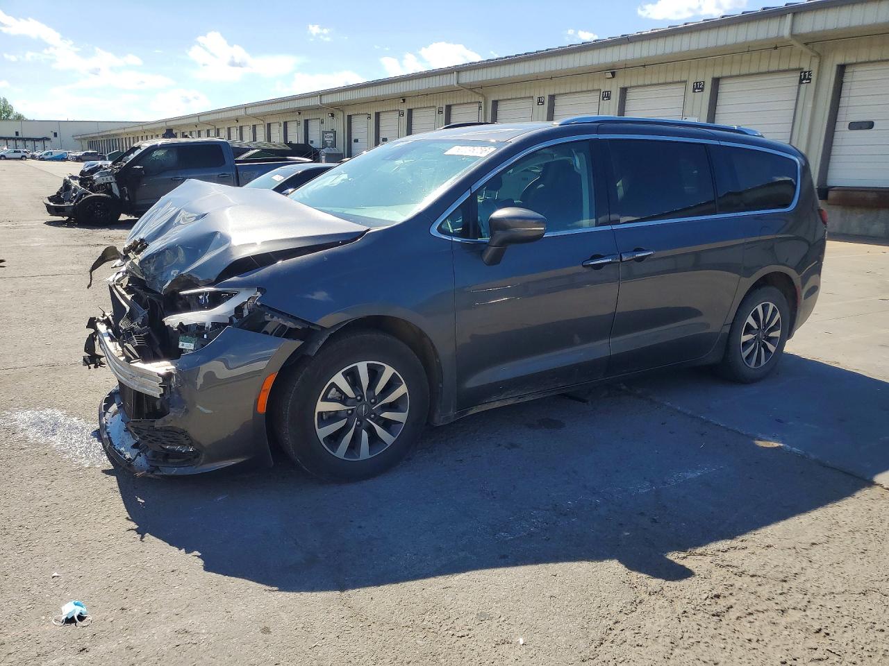 Salvage Chrysler Pacifica Image