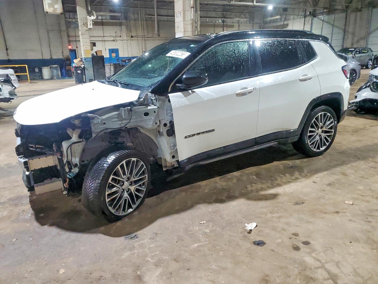 Salvage Jeep Compass Image
