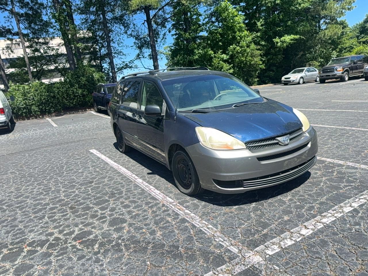 Salvage Toyota Sienna Image