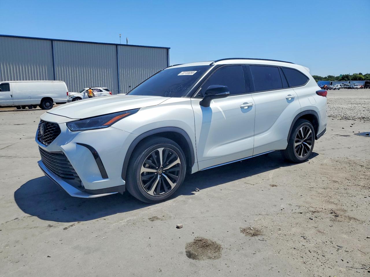 Salvage Toyota Highlander Image