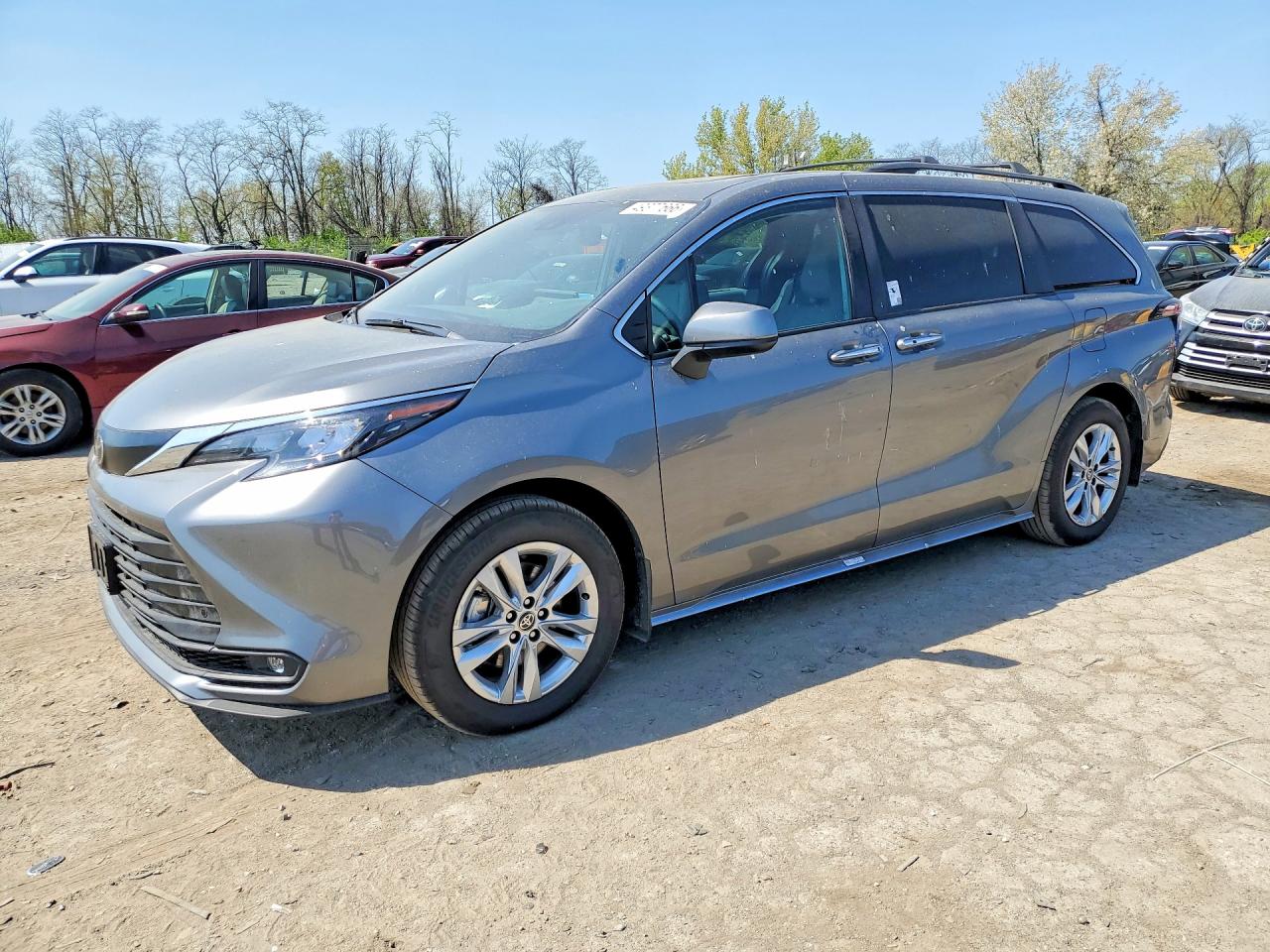 Salvage Toyota Sienna Image
