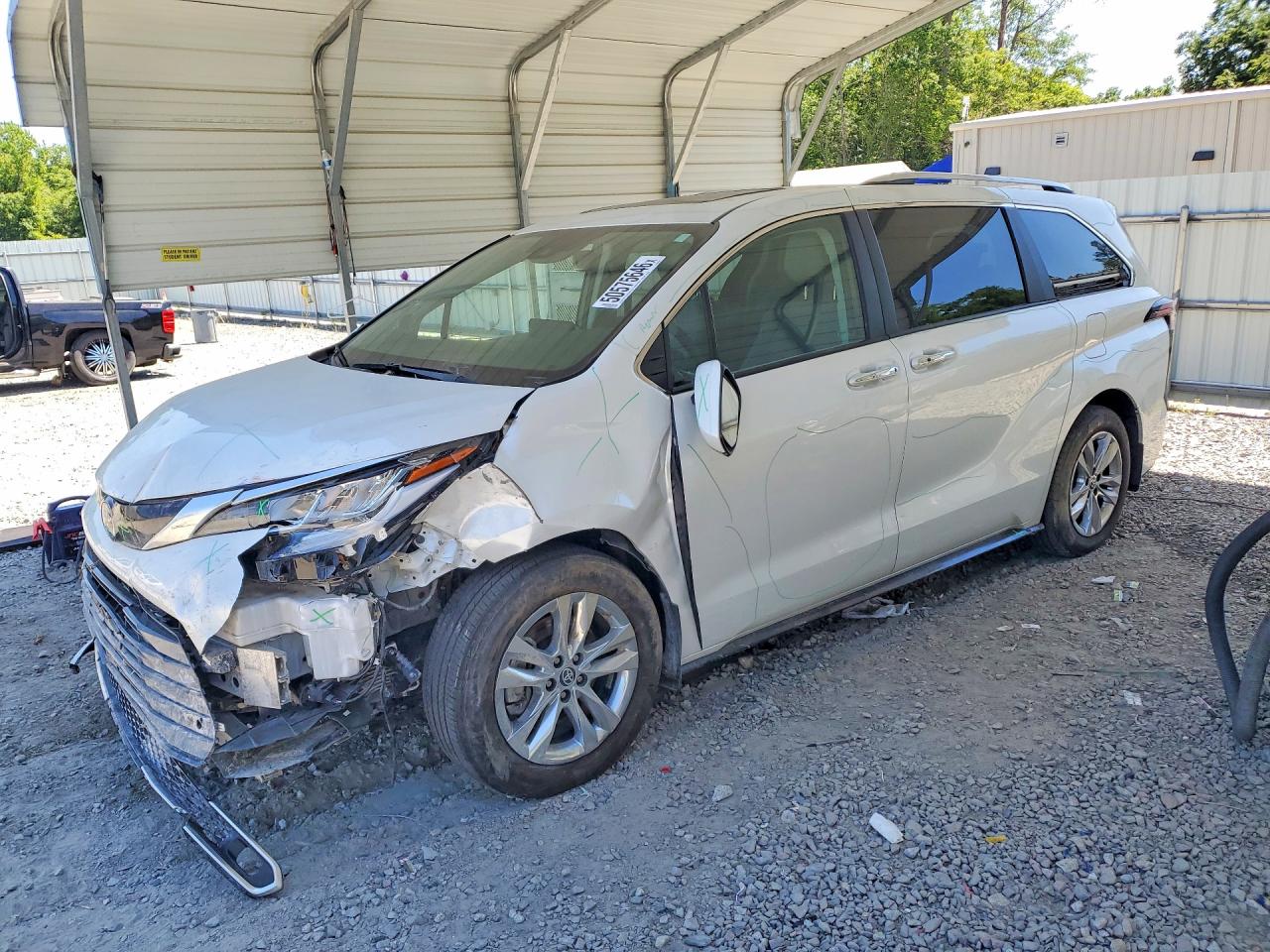 Salvage Toyota Sienna Image