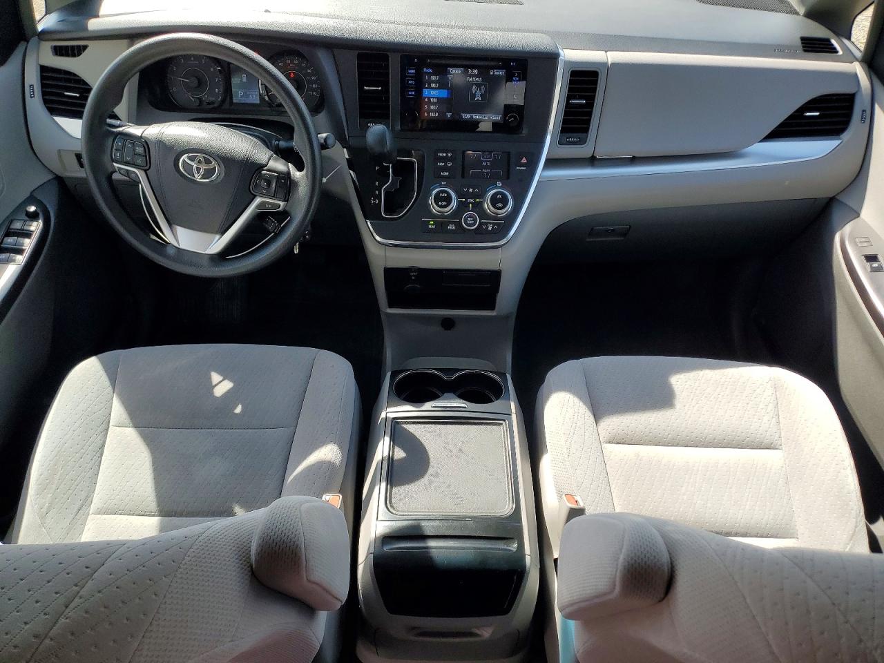 Toyota Sienna Le