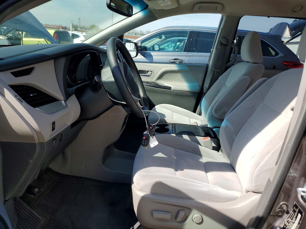 Toyota Sienna Le