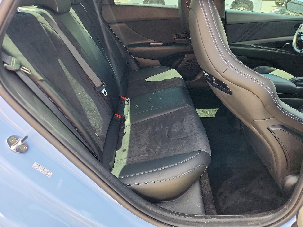 Hyundai ELANTRA Base