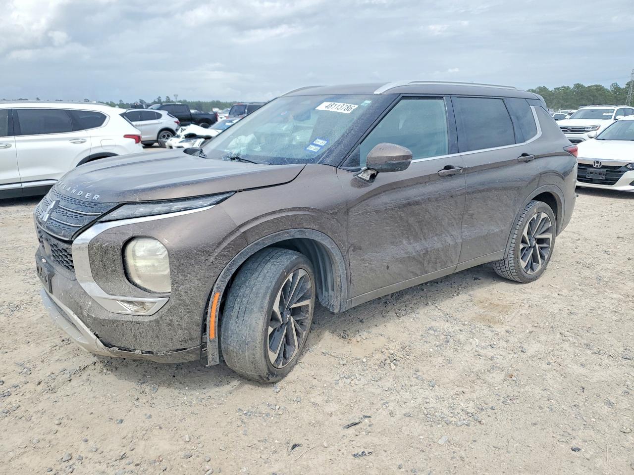 Salvage Mitsubishi Outlander Image