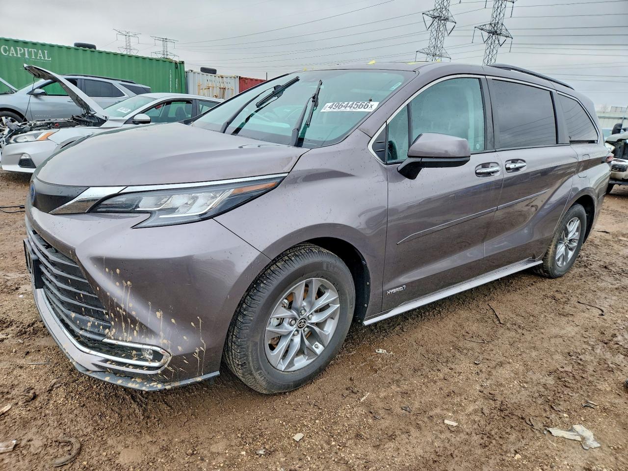 Salvage Toyota Sienna Image