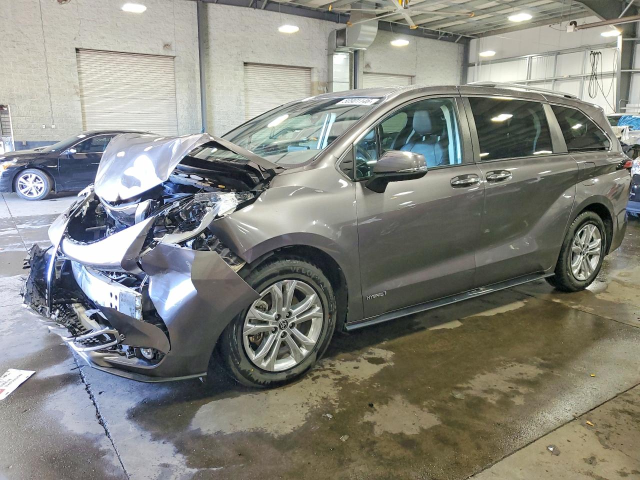 Salvage Toyota Sienna Image