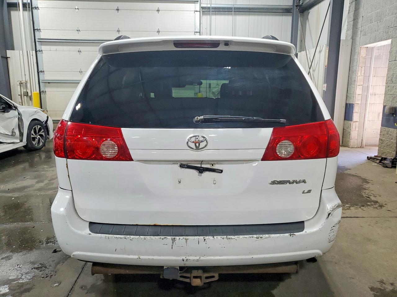 Toyota Sienna Le 8-passenger
