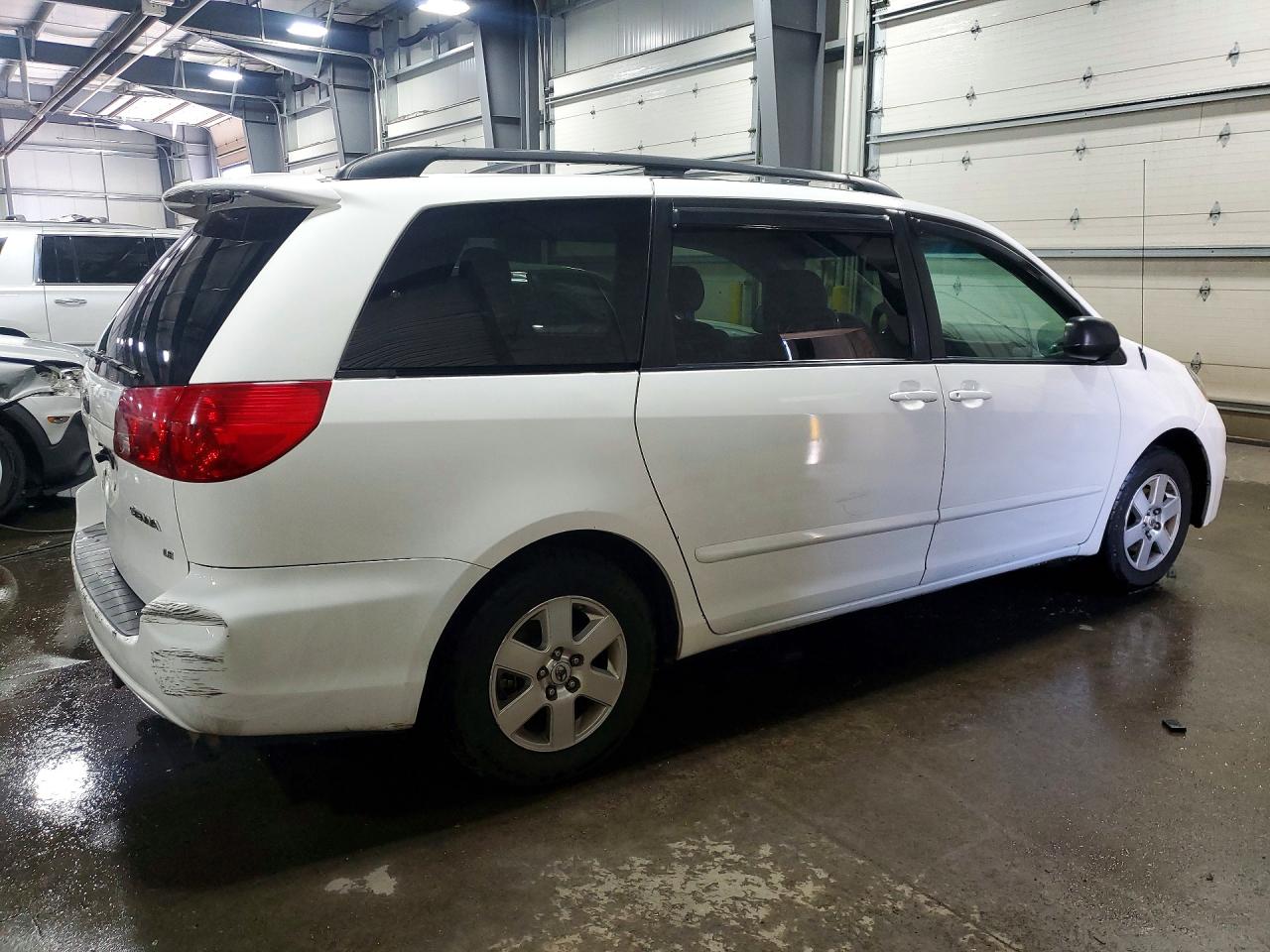 Toyota Sienna Le 8-passenger