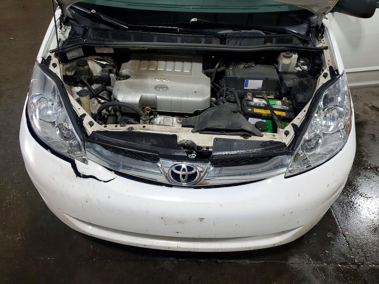 Toyota Sienna Le 8-passenger