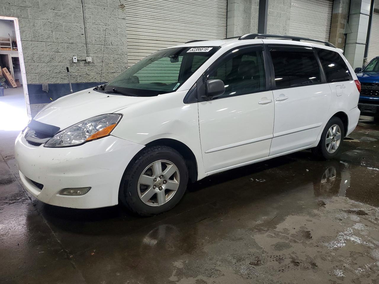 Salvage Toyota Sienna Image