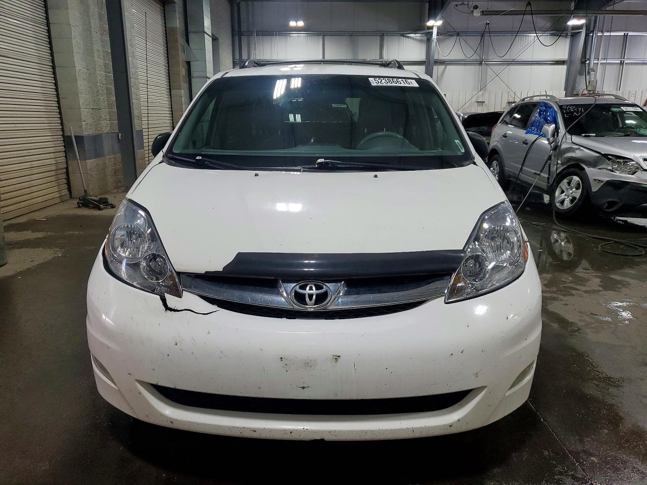 Toyota Sienna Le 8-passenger