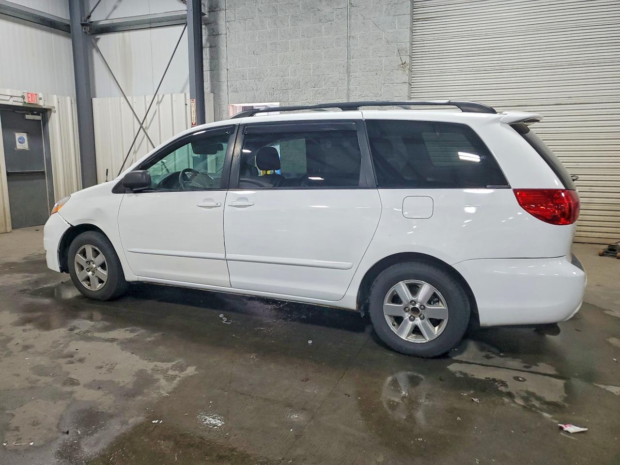 Toyota Sienna Le 8-passenger