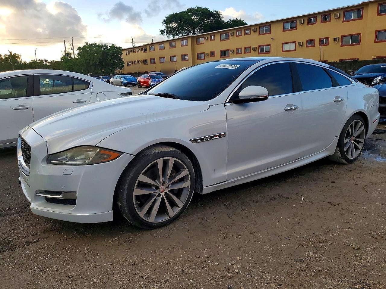 Salvage Jaguar XJ Image