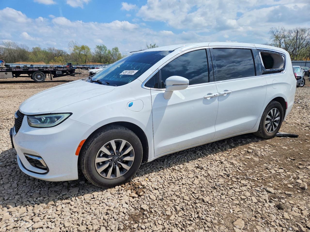 Salvage Chrysler Pacifica Image
