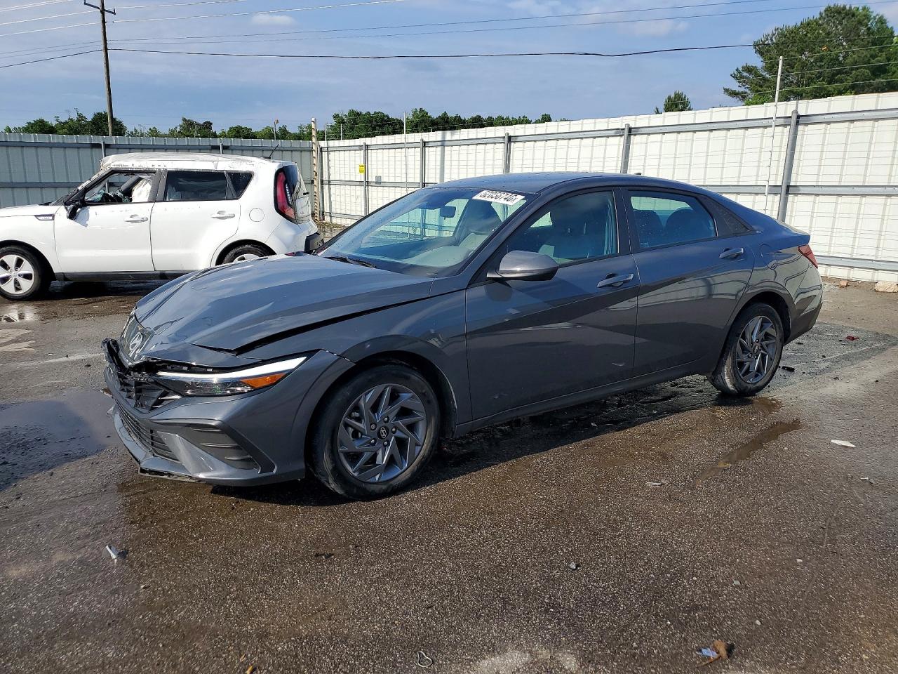 Salvage Hyundai ELANTRA Image