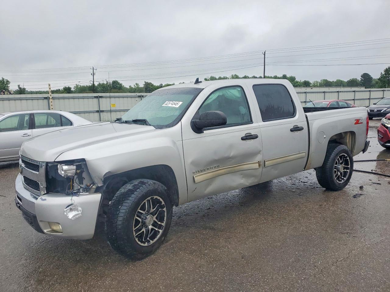 Salvage Chevrolet Silverado Image