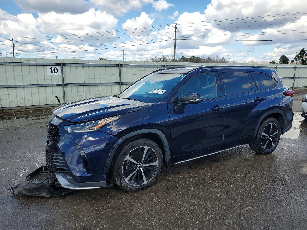 Salvage Toyota Highlander Image
