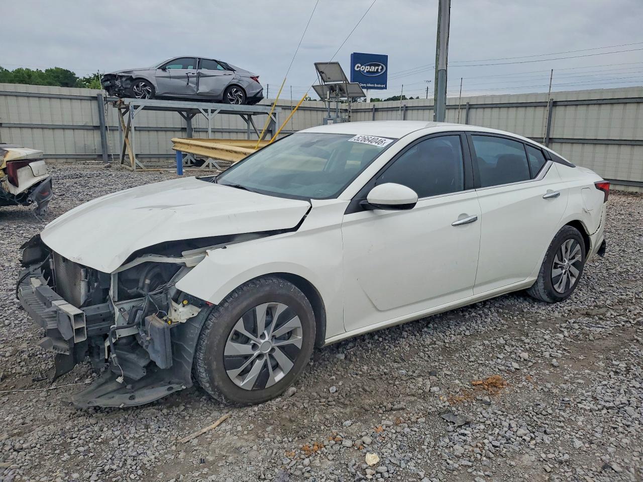 Salvage Nissan Altima Image