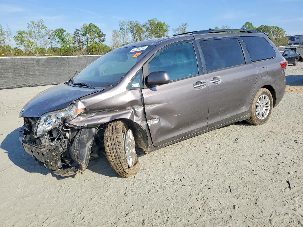Salvage Toyota Sienna Image
