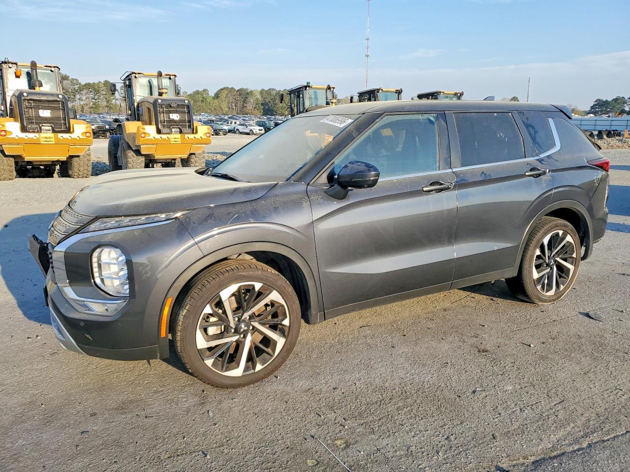 Salvage Mitsubishi Outlander Image