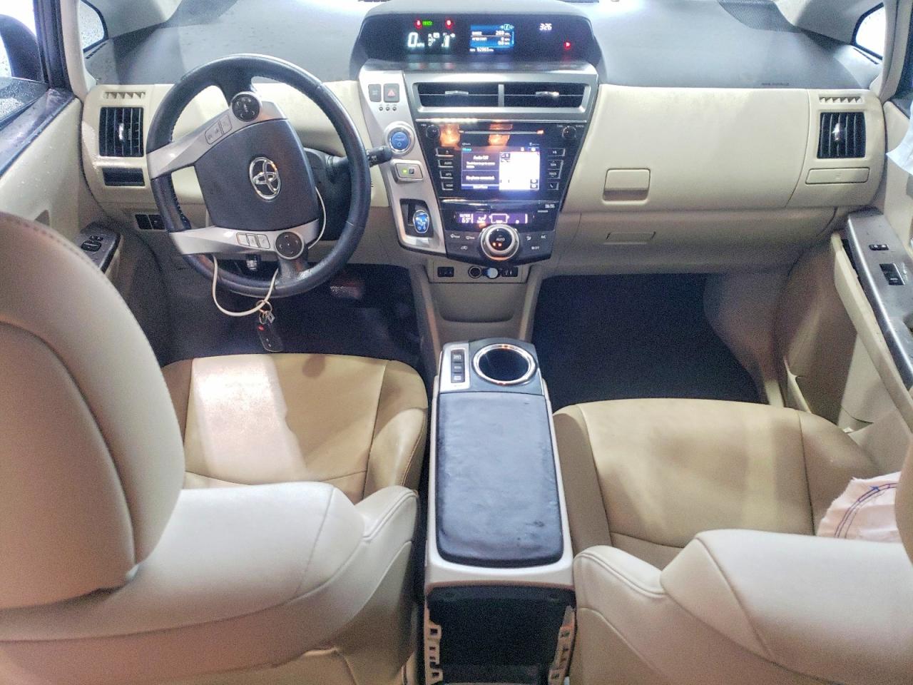 Toyota Prius v Four