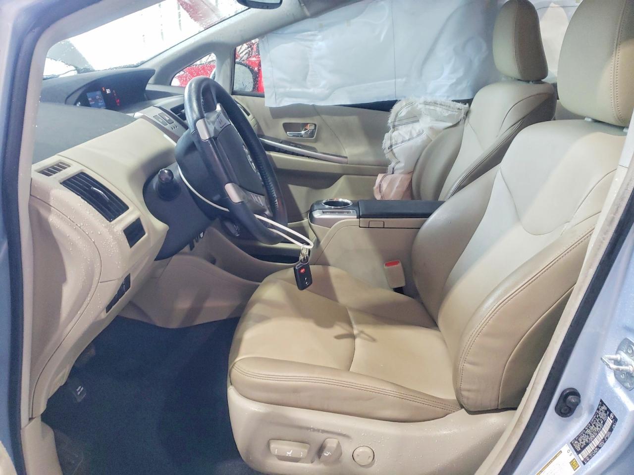 Toyota Prius v Four
