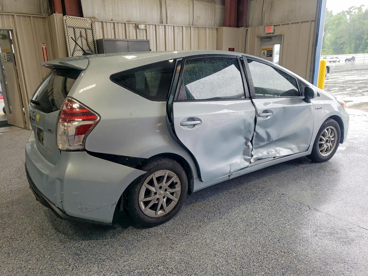 Toyota Prius v Four