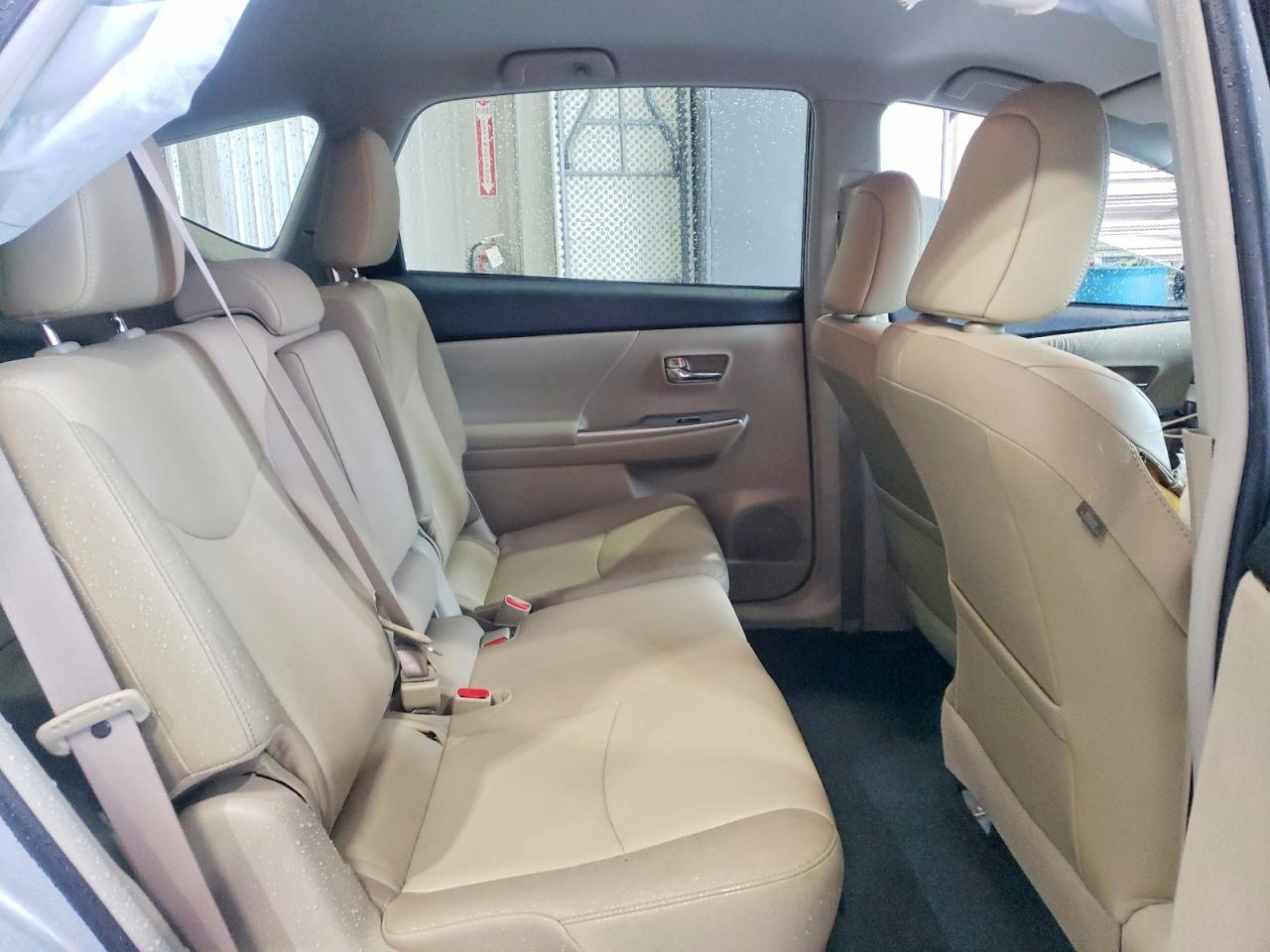 Toyota Prius v Four