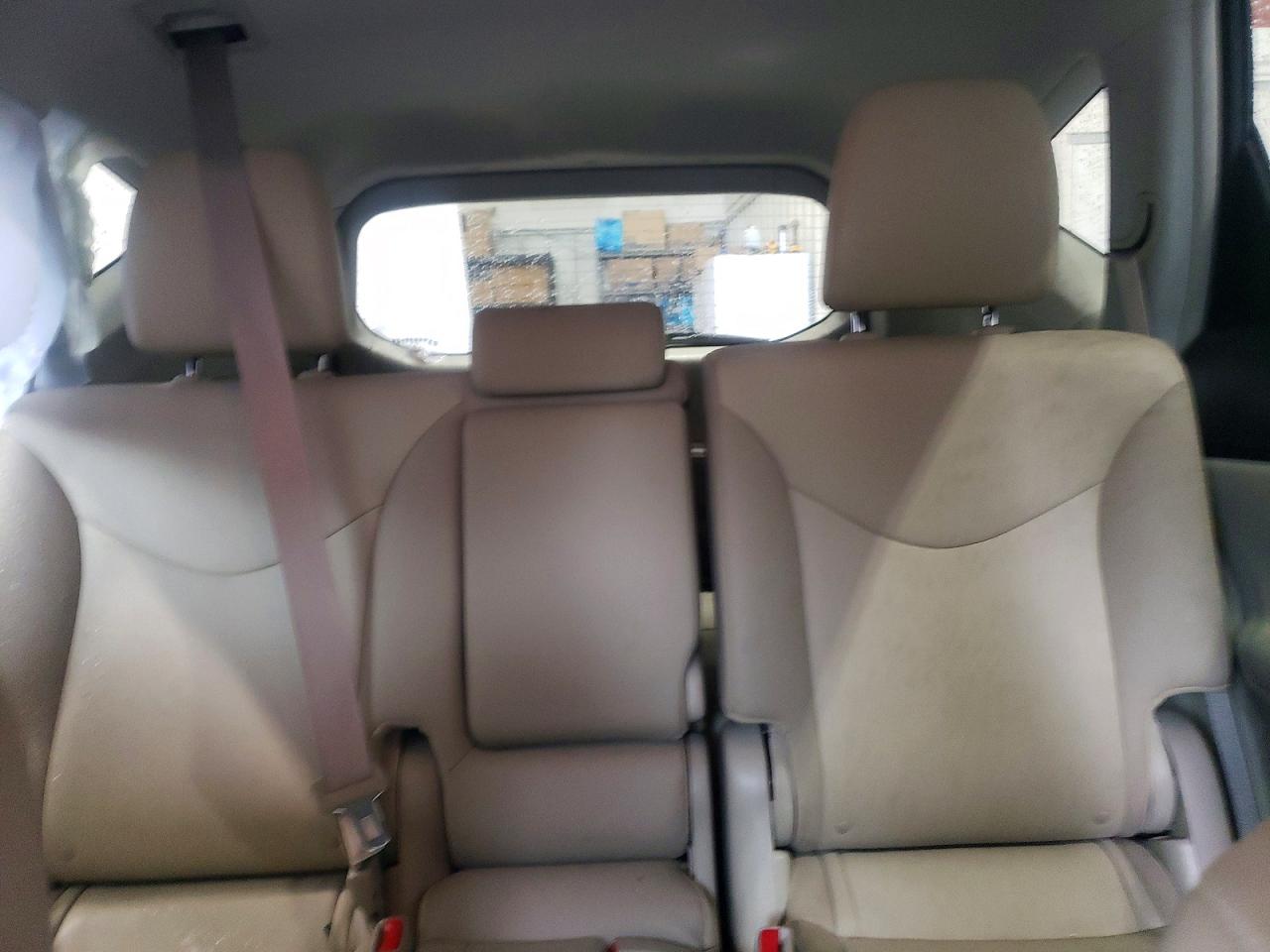 Toyota Prius v Four
