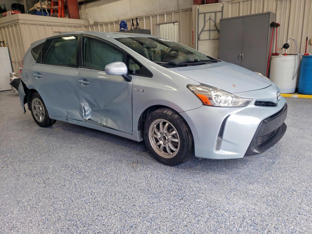Toyota Prius v Four