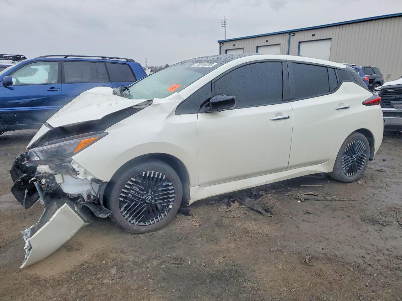 Salvage Nissan LEAF Image