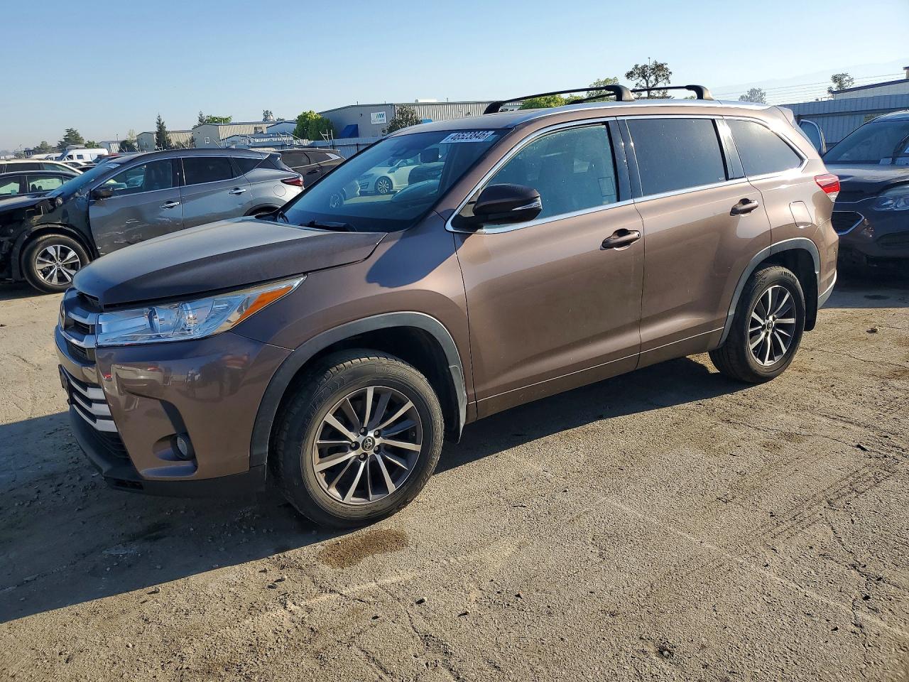 Salvage Toyota Highlander Image