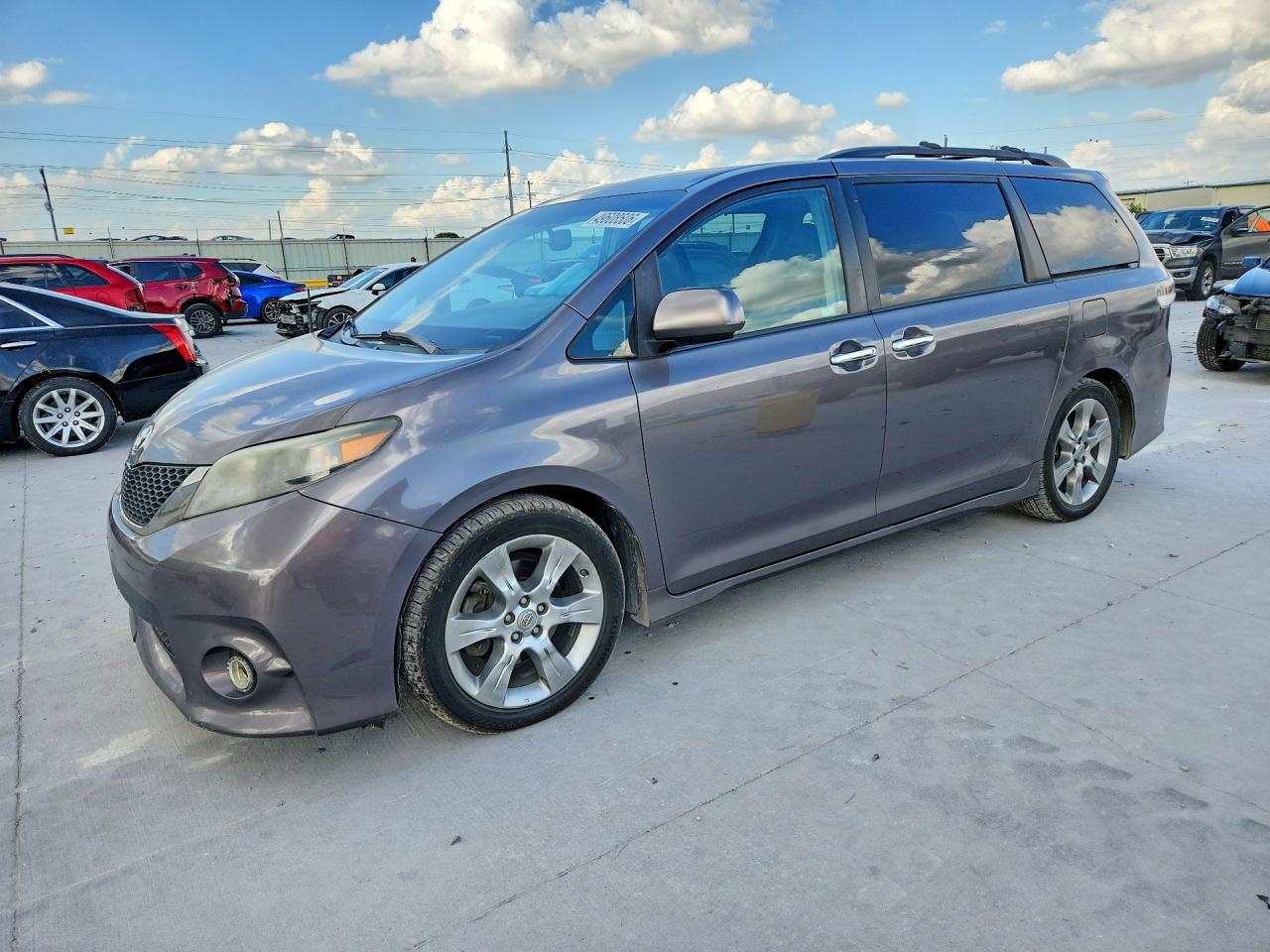 Salvage Toyota Sienna Image