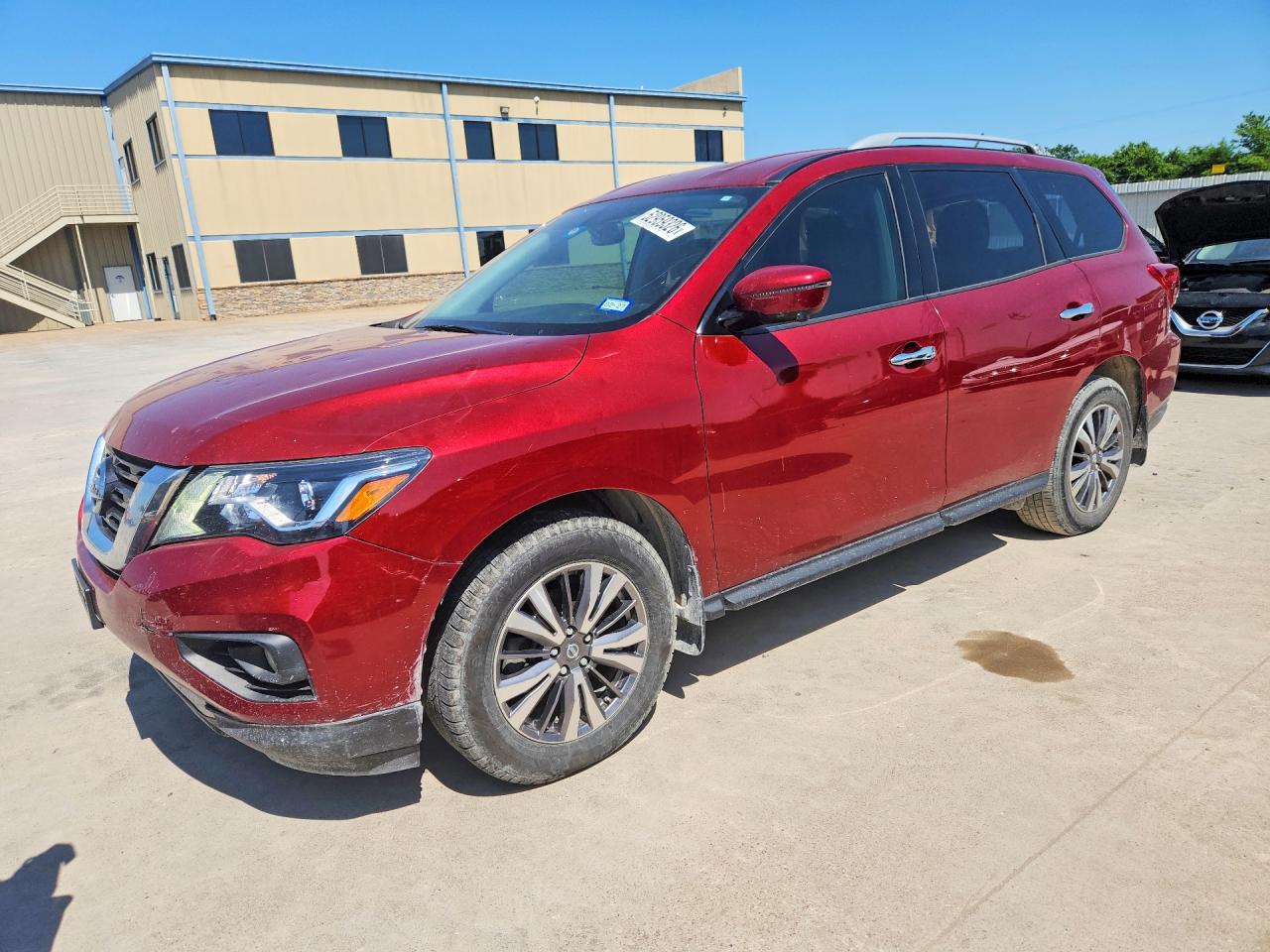Salvage Nissan Pathfinder Image