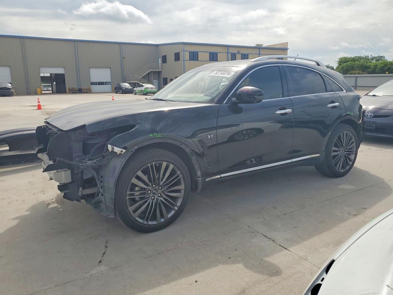 Salvage INFINITI Qx Image
