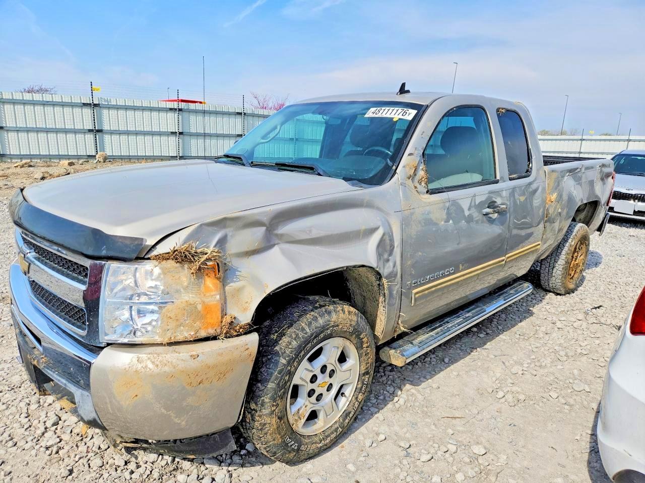 Salvage Chevrolet Silverado Image
