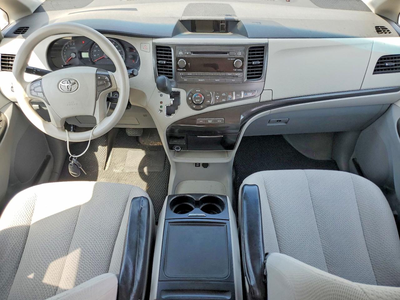 Toyota Sienna Le