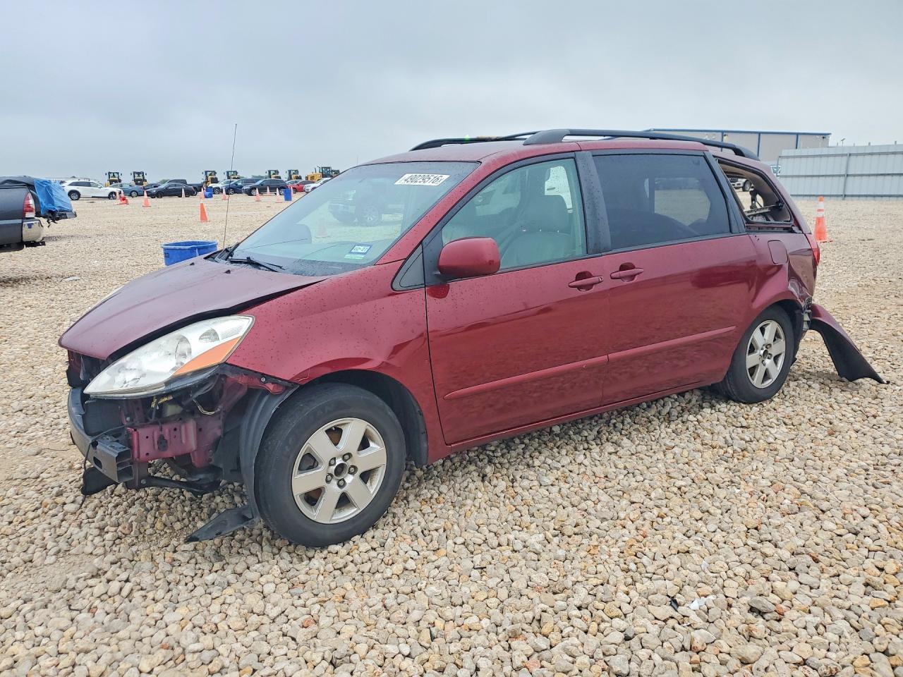 Salvage Toyota Sienna Image