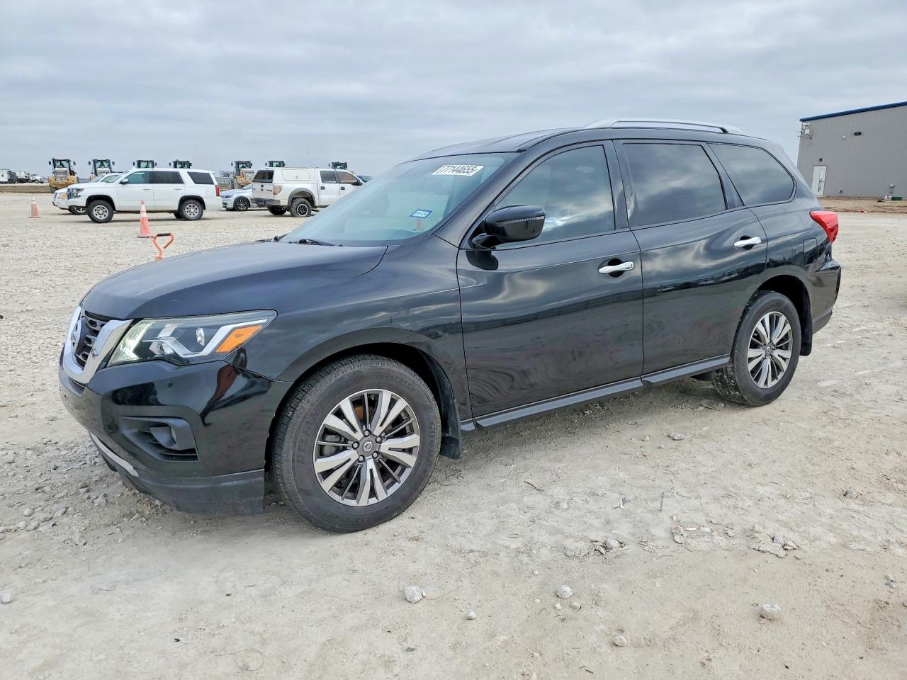 Salvage Nissan Pathfinder Image